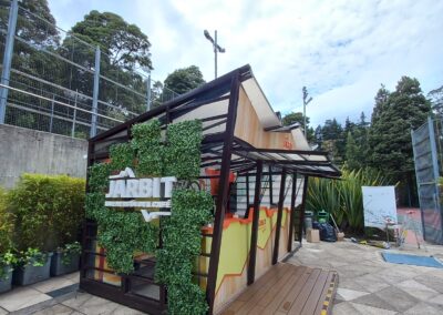 Punto de venta modular de Jarbit con estructura de madera, diseño innovador y elementos gráficos que destacan su identidad de marca.