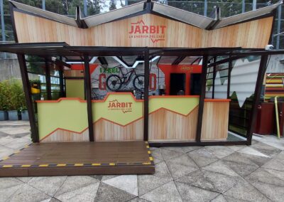 Punto de venta modular de Jarbit con estructura de madera, diseño innovador y elementos gráficos que destacan su identidad de marca.
