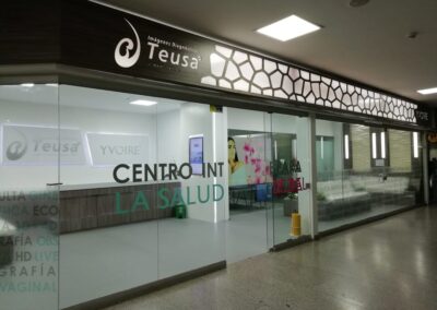 Diseño que refleja elegancia y bienestar. Iluminación led. Madera texturizada.
