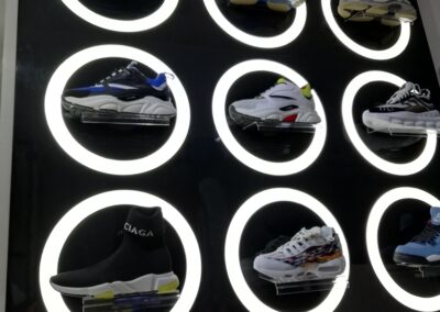 Diseño de exhibidor para tenis, exhibidor innovador, visual merchandising, identidad de marca, branding