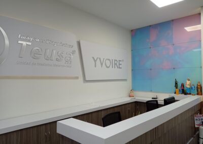 Recepción moderna en consultorio Teusa/Yvoire con mobiliario ergonómico, tonos neutros y un diseño que transmite tranquilidad y profesionalismo. Identidad de marca